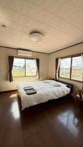 A bed or beds in a room at Kitayama Fuji View House