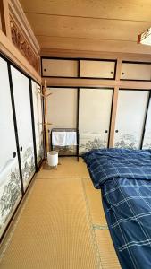A bed or beds in a room at Kitayama Fuji View House