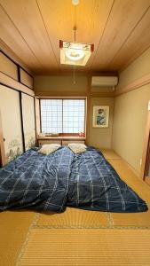 A bed or beds in a room at Kitayama Fuji View House