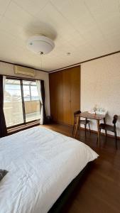 A bed or beds in a room at Kitayama Fuji View House