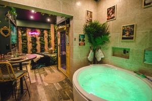 Fotografie z fotogalerie ubytování Suite Jungle Spa - Sauna & Balnéo v destinaci Château-Thierry