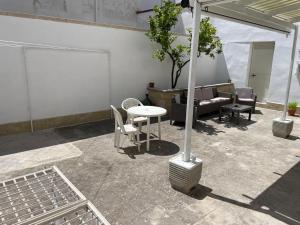 eine Terrasse mit einem Tisch, Stühlen und einem Sofa in der Unterkunft Dimora Vincenzo in Gallipoli + 28 Fotos