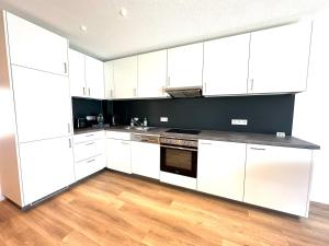 Kuchyň nebo kuchyňský kout v ubytování Bonnystay Lörrach l Balcony l Center l Design