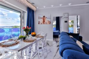 a living room with a blue couch and a table at Apartamenty Boszkowo Aquarius Platinum in Boszkowo