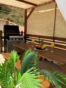 阿利卡纳斯Divino Appartment的庭院设有野餐桌和烧烤架。