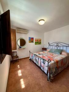 ein Schlafzimmer mit einem Bett, einem Tisch und einem Spiegel in der Unterkunft Casa Eck San Jose in San José