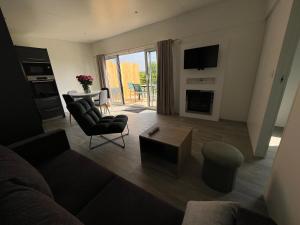 ein Wohnzimmer mit Sofa und Tisch in der Unterkunft Les petites maisons dans la monterie - Le Jardin - in Saint Lo