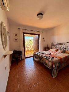 ein Schlafzimmer mit einem Bett und einer Tür zu einer Terrasse in der Unterkunft Casa Eck San Jose in San José