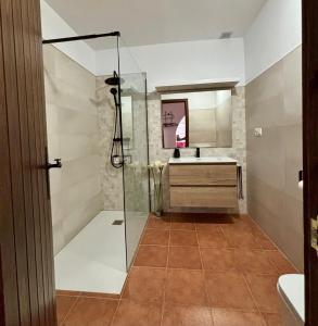 ein Badezimmer mit Dusche und Waschbecken in der Unterkunft Casa Eck San Jose in San José + 19 Fotos