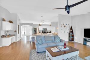 a living room with a blue couch and a table at Fishtail Getaway in Sebastian