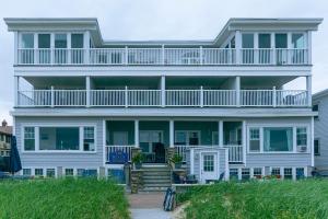 Casa blanca grande con balcón grande en The Beach House, en Old Orchard Beach