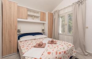 Posteľ alebo postele v izbe v ubytovaní 2 Bedroom Nice Apartment In Pakostane