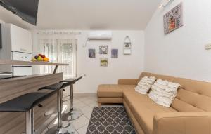 Kuchyňa alebo kuchynka v ubytovaní 2 Bedroom Nice Apartment In Pakostane