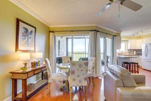 朱庇特Half-Mi to Jupiter Beach Condo with Ocean Views!的带沙发和桌子的客厅