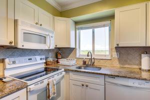 Half-Mi to Jupiter Beach Condo with Ocean Views!的厨房或小厨房