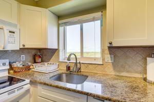Half-Mi to Jupiter Beach Condo with Ocean Views!的厨房或小厨房