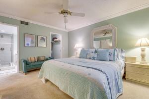 朱庇特Half-Mi to Jupiter Beach Condo with Ocean Views!的一间卧室配有一张床、镜子和一张沙发