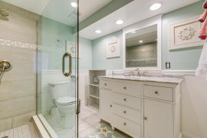 朱庇特Half-Mi to Jupiter Beach Condo with Ocean Views!的带淋浴、马桶和水槽的浴室