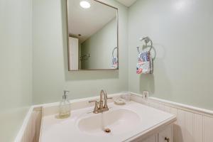 朱庇特Half-Mi to Jupiter Beach Condo with Ocean Views!的带水槽和镜子的白色浴室 更多19张照片