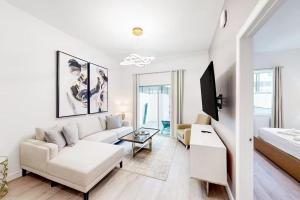 达文波特Luxury 4 BR Den w Private Pool close to Disney Golf Clubs Pet Friendly的带沙发和电视的白色客厅