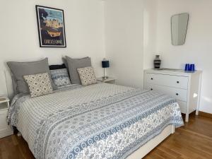 una camera con letto e cassettiera di Les Deux Chevaux Chambres d’Hôtes a Rouvenac Altre 32 foto