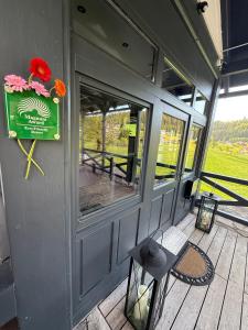 Balkón nebo terasa v ubytování Chihuahua's Ötscher Apartment, but people are also very welcome in our eco-friendly resort!