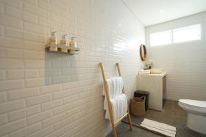 Koupelna v ubytování 9 mins to Canggu Beach, 4 Bed Pool Villa + 94 fotografií