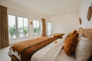 Postel nebo postele na pokoji v ubytování 9 mins to Canggu Beach, 4 Bed Pool Villa