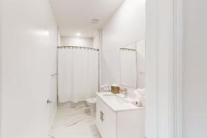 Luxury 4 BR Den w Private Pool close to Disney Golf Clubs Pet Friendly的一间浴室