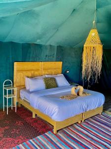 Ένα ή περισσότερα κρεβάτια σε δωμάτιο στο Sahara tarula camp