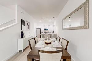 Luxury 4 BR Den w Private Pool close to Disney Golf Clubs Pet Friendly的厨房或小厨房