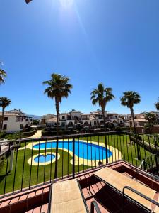 vista su una piscina con palme di El Ático de Vera a Vera Altre 27 foto