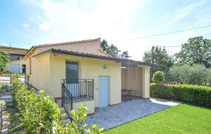 ein kleines gelbes Haus mit einer Terrasse im Hof in der Unterkunft 4 Bedroom Amazing Home In Cortona in Cortona + 51 Fotos