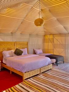 Ένα ή περισσότερα κρεβάτια σε δωμάτιο στο Sahara tarula camp +39 φωτογραφίες