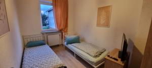 een kleine kamer met een bed en een raam bij Arzberger MonteurApartment in Arzberg