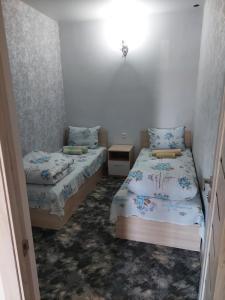 2 letti in una piccola camera con 2 letti sidx sidx. di Sevan EM & YU a Sevan