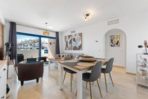 Χώρος καθιστικού στο Duquesa Suites Seaview