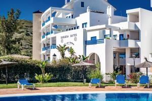 Πισίνα στο ή κοντά στο Duquesa Suites Seaview