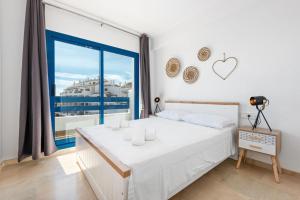 Ένα ή περισσότερα κρεβάτια σε δωμάτιο στο Duquesa Suites Seaview +16 φωτογραφίες