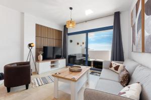 Μια τηλεόραση ή/και κέντρο ψυχαγωγίας στο Duquesa Suites Seaview