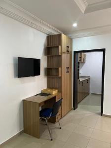 ein Büro mit einem Schreibtisch und einem Stuhl in einem Zimmer in der Unterkunft Events & Suites in Abuja