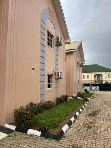 ein Gebäude mit einem Seitenbogen in der Unterkunft Events & Suites in Abuja