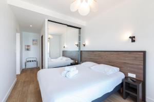 Giường trong phòng chung tại Les Pieds Dans L'Eau - Appartment 2 - Vue mer