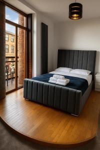 Postel nebo postele na pokoji v ubytování City Centre Balcony Apartment for 6 - Steps to Dining, Bars & Train