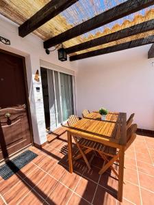 un tavolo e sedie in legno su un patio di El Ático de Vera a Vera
