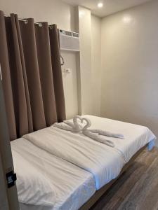 爱妮岛Harbour Inn的一张床上躺着两条白蛇