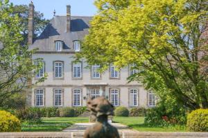 a house with a statue in front of it at Bonne rencontre in Saint Malo