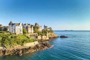 a castle on the shore of a body of water at Bonne rencontre in Saint Malo