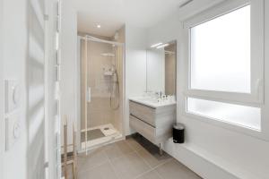 a bathroom with a shower and a sink and a window at Le Canephora - 800m mer, terrasse, parking, 400m gare in Saint Malo
