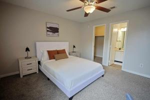 Ένα ή περισσότερα κρεβάτια σε δωμάτιο στο Northtown Apartments 4b I Comfy 2 Bed 2 Bath